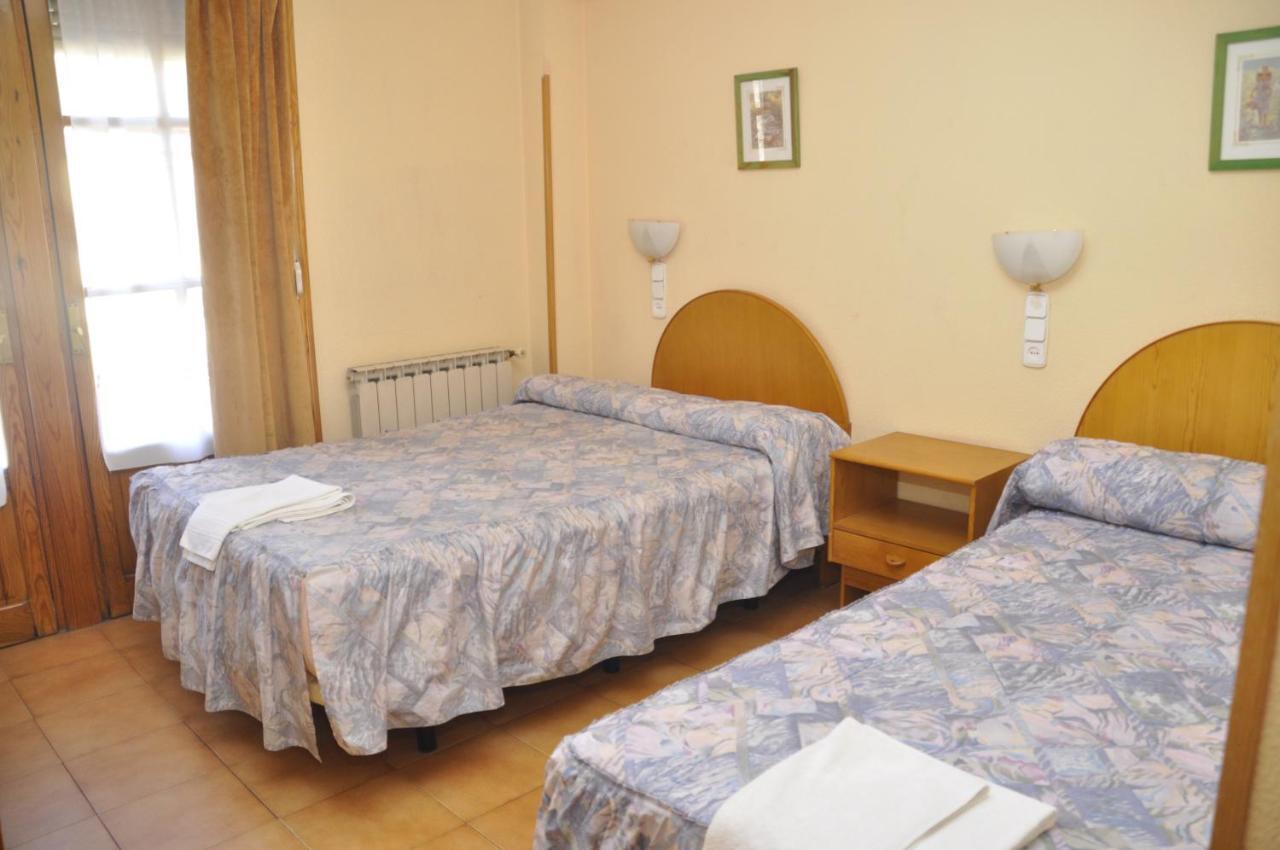 Hotel Tres Arcos San Lorenzo de El Escorial Zimmer foto