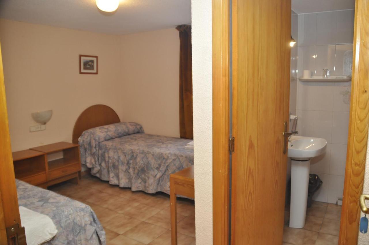 Hotel Tres Arcos San Lorenzo de El Escorial Zimmer foto